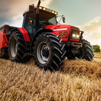 Rode tractor fotobehang