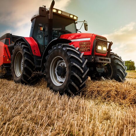 Rode tractor fotobehang