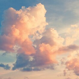 Roze wolken en blauwe lucht fotobehang